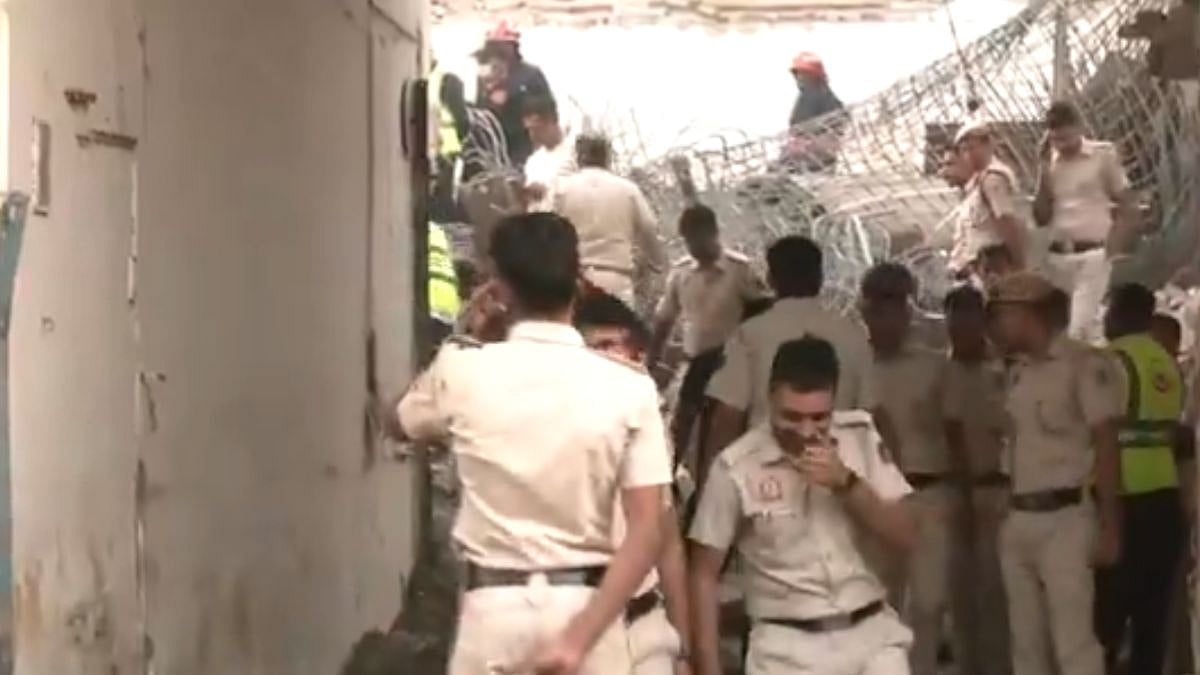 Delhi Building Collapse In Harsh Vihar Kills 2 As Roof & Newly Laid Slab Cave In During Construction, Rescue Operation Underway | Video