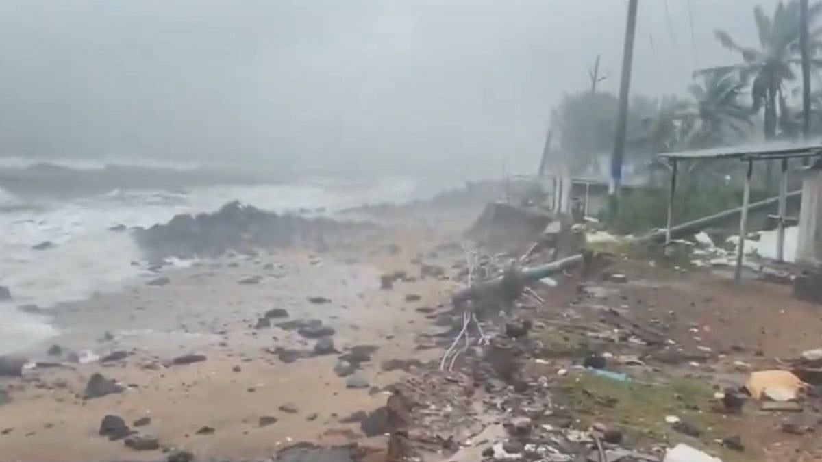 Cyclone Arnab Landfall To Continue For 3 More Hours Along Andhra Pradesh Coast; 150 Kmph Winds, Torrential Rain & Storm Surge Threaten Coastal Areas | Video