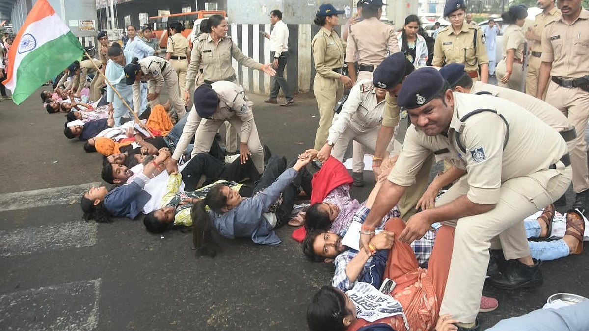 Teacher Aspirants Block Road, Bang Steel Plates Demanding Appointment Letters In Bhopal | VIDEO