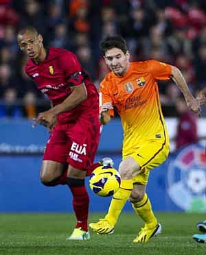 Barcelona’s Lionel Messi (R) vies with Mallorca’s defender Anderson Conceicao during Barcelona’s Spanish league match against Mallorca .