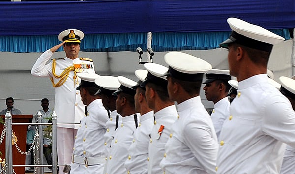 Mumbai: Vice Admiral presents awards to naval officers 