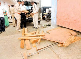 Madhya Pradesh: 5 logs of teak wood seized, one held in Guna