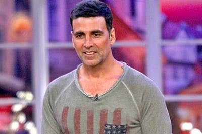 Akshay apologises after body-guard punches fan