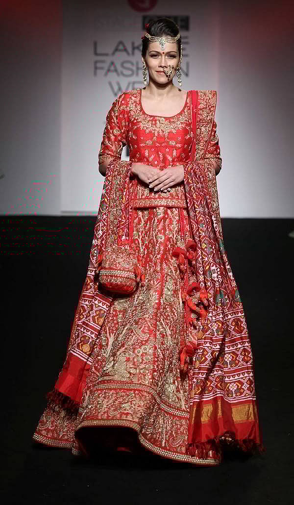Showstopper Waluscha De Sousa walks for Saroj Jalan at LFW SR 2016
