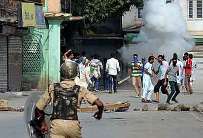 Clashes in Anantnag, Shopian; Curfew in many parts of Valley