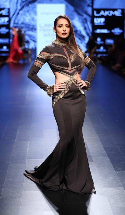 Malaika Arora Khan walks for Shantanu and Nikhil at LFW WF 2016 (2)
