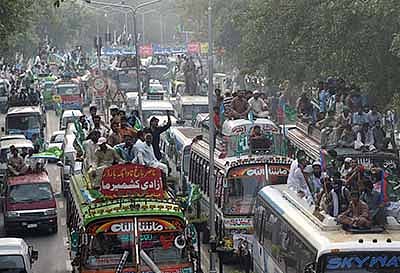 Kashmir: Pakistan marches to Wagah border 