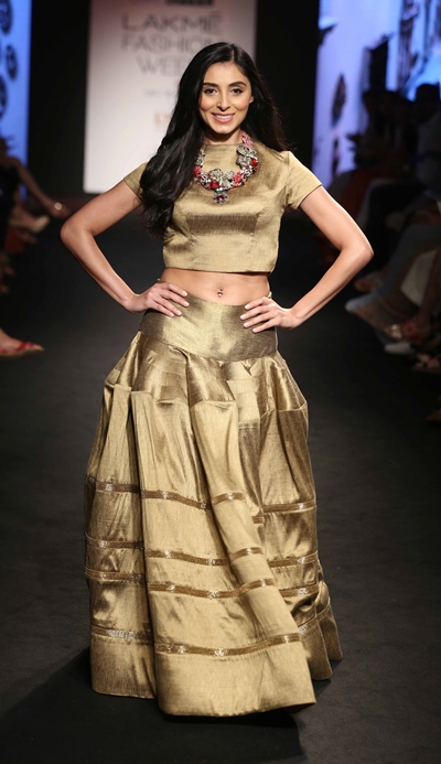 Pernia Qureshi walks for Pinakin at LFW WF 2016