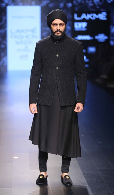Riteish Deshmukh walks for Shantanu and Nikhil at LFW WF 2016