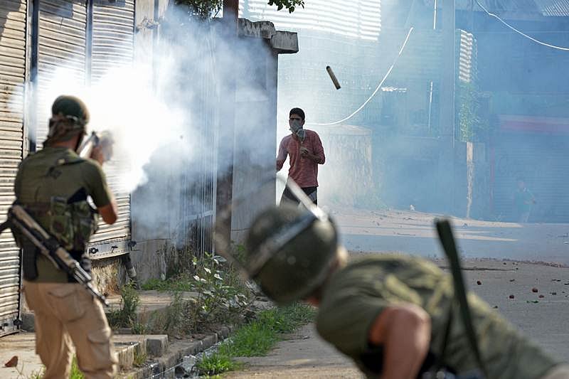 Mobs attack security forces in Kashmir Valley