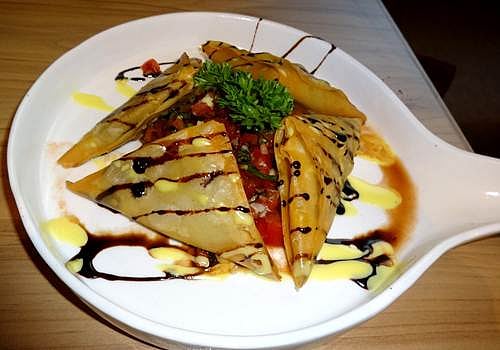Samosette with corn & spinach