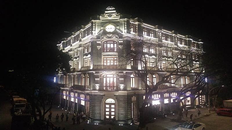 High-end shopping, heritage style