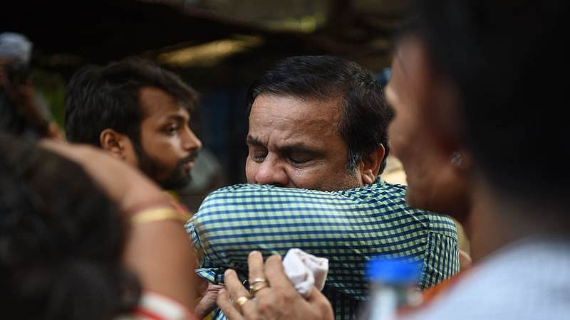 An Indian relative of a victim of a stampede on a railway bridge reacts outside a mortuary where bodies were being brought in Mumbai on September 29, 2017. / AFP PHOTO / PUNIT PARANJPE