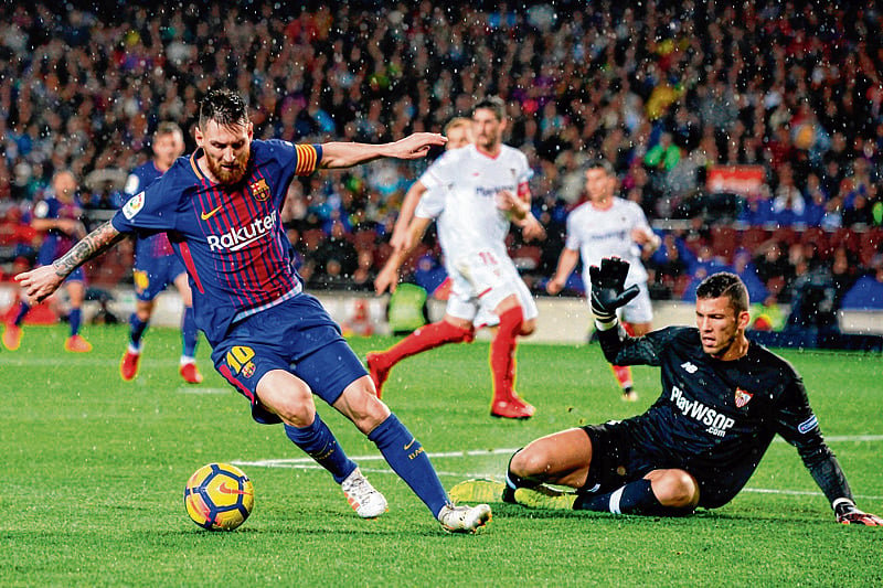 Alcacer brace boosts Barcelona