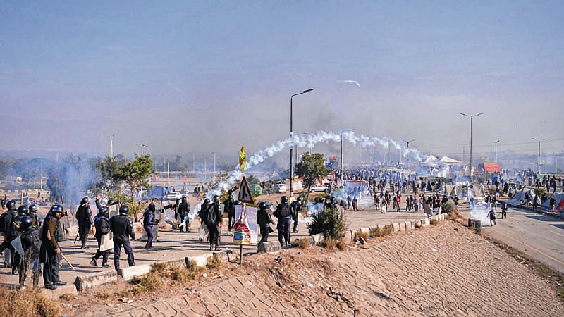 Violence erupts in Pakistan, protesters face crackdown