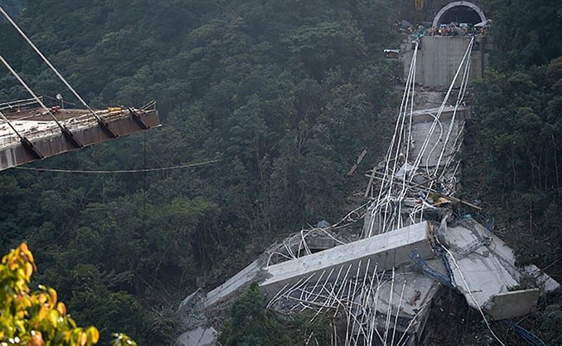 Bridge collapse kills 10 in central Colombia