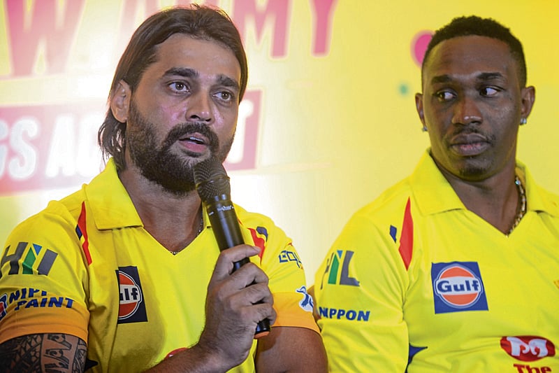 Chennai Super Kings cricketer Murali Vijay speaks next to all-rounder Dwayne Bravo in Chennai on March 22, 2018. / AFP PHOTO / ARUN SANKAR