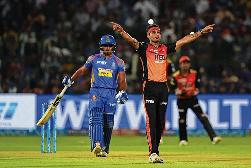 Bowlers script Sunrisers win over Royals to claim top spot 