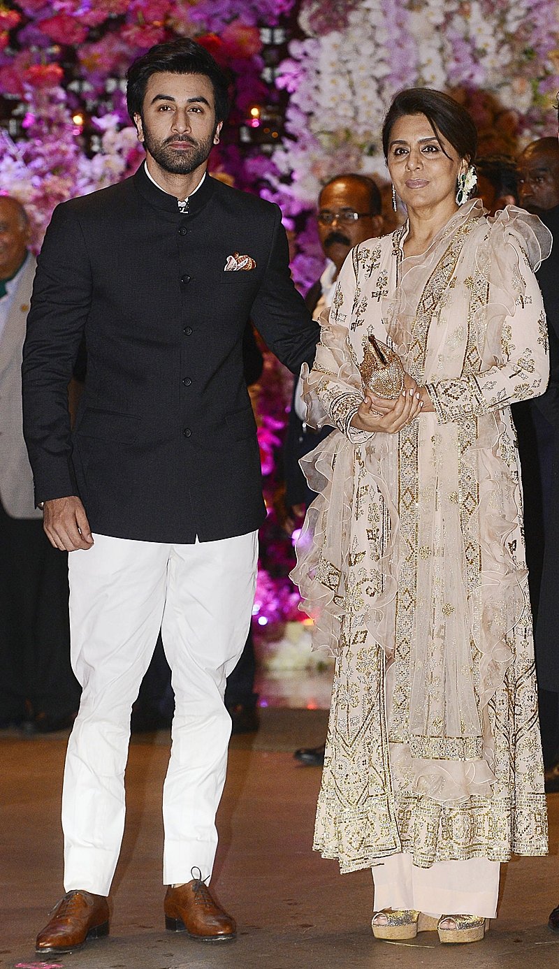 Indian Bollywood actor Ranbir Kapoor poses for a picture with his mother Neetu Singh as they attend the pre-engagement party of India’s richest man and Reliance Industries Limited Chairman, Mukesh Ambanis eldest son Akash Ambani and fiancee Shloka Mehta, in Mumbai on June 30, 2018. / AFP PHOTO / Sujit Jaiswal