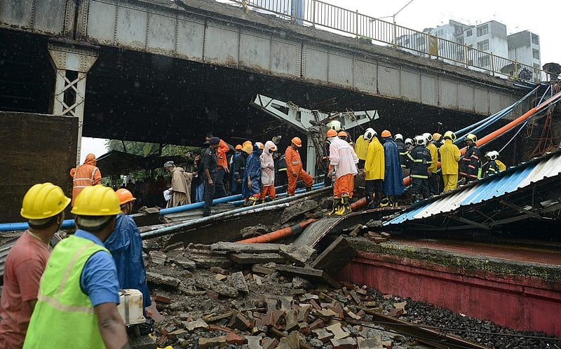 News Alerts! Dahanu local caught Fire at Virar station due to short circuit
