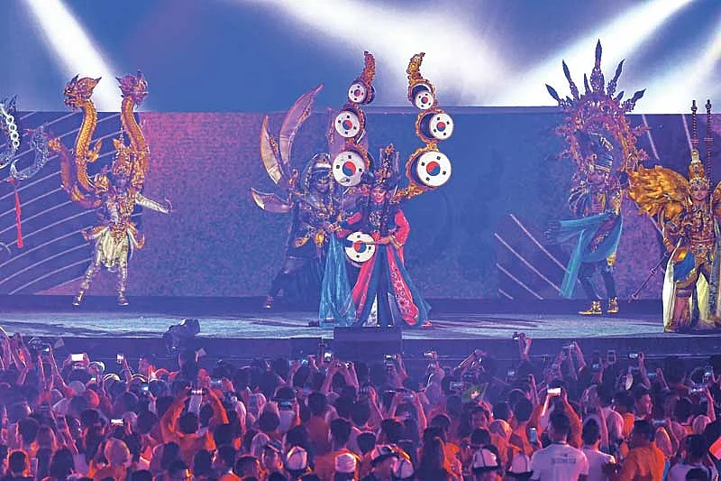 <em><strong>Singers perform during the closing ceremony</strong></em>