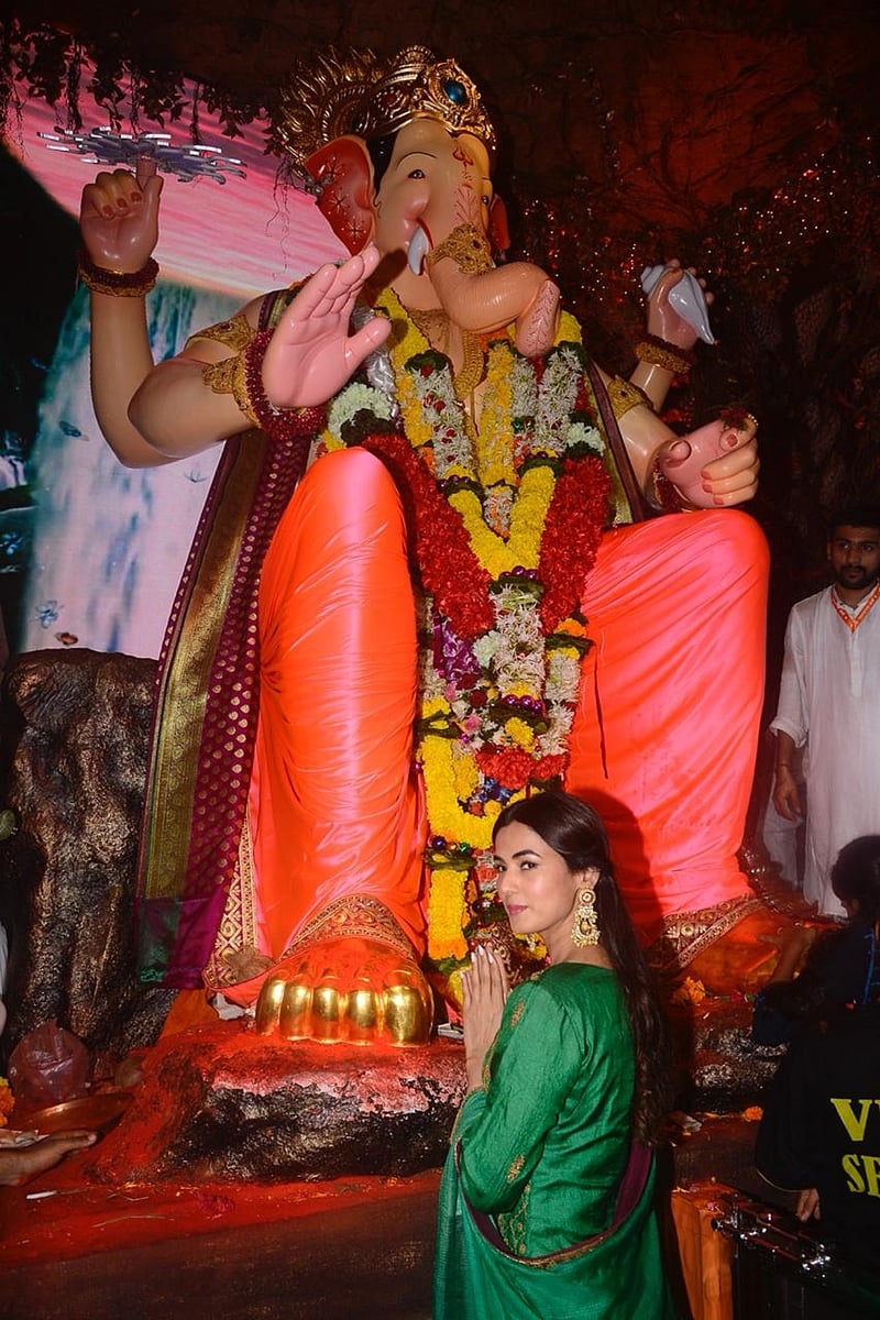 Sonal Chauhan at Lalbaugcha Raja. Photo by Viral Bhayani