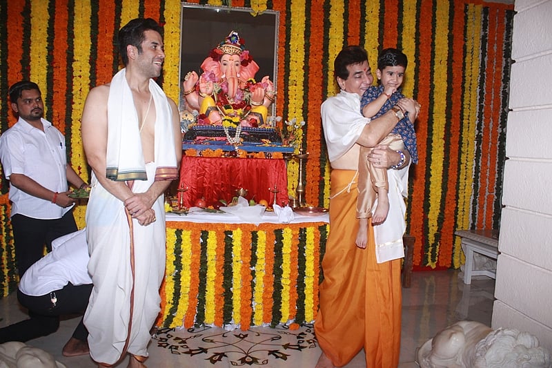 Actor Jeetendra welcomes lord Ganesha at his house. Tusshar Kapoor and his son enjoying Bappa’s arrival. Photo By: Viral Bhayani