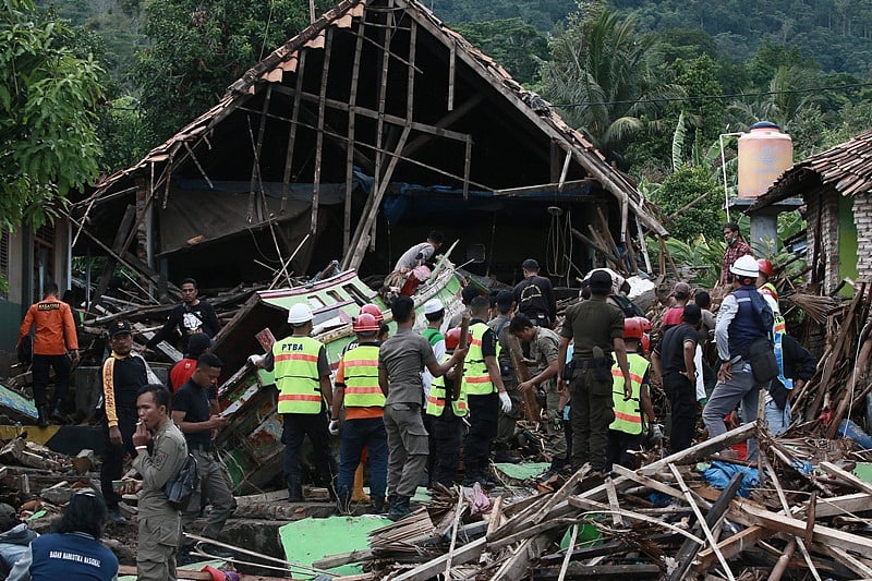 Indonesia: Anak Krakatau volcano triggers fears of new Tsunami, coastal residents warned