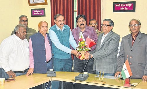 Ujjain: Acting VC Prof Sharma welcomed with drumbeats