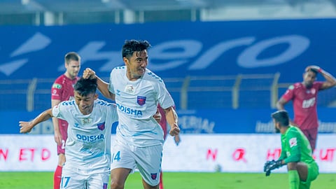 Jerry Mawihmingthanga (left) and&nbsp;Daniel Lalhlimpuia (right) celebrate Odisha FC's first goal.