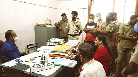 MMC workers ineracting with Chief officer Jayant Tari at his office&nbsp;