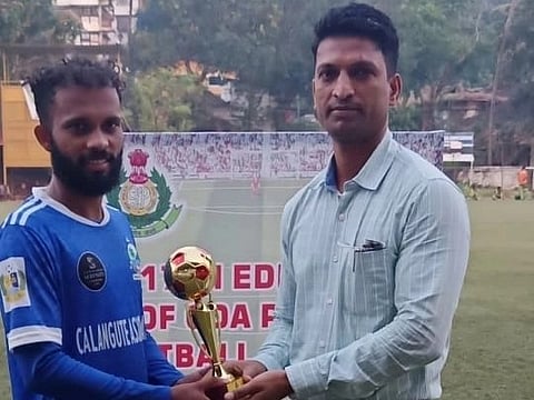 Duler-Mapusa: Sub-Inspector of Police Jitendra Sinari (right) presenting the Man of the Match award to Harshad Naik (left) of Calangute Association.