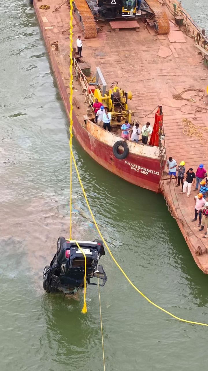 Car plunges into river Zuari after ramming into bridge railings, all 4 ...