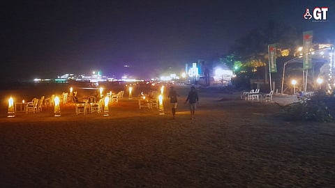 Osiyolik ayolning ogziga shilinish tasvirlangan porno Savdo markazida sotuvchi ayol bilan jinsiy aloqa