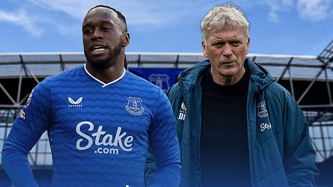 Aaron Wan-Bissaka in an Everton shirt, David Moyes next to him.
