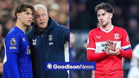 David Moyes talking to Tyler Dibling with Hayden Hackney at Middlesbrough applauding