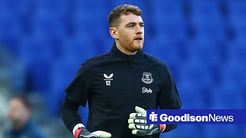 Mark Travers warming up for Everton