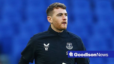 Mark Travers warming up for Everton