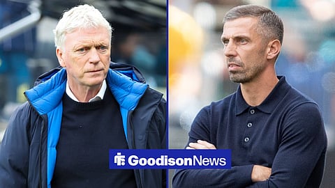 David Moyes managing Everton and Gary O'Neil with his arms crossed