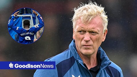 David Moyes looking annoyed towards Ainsley Maitland-Niles celebrating for Everton