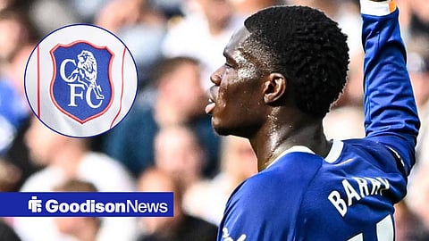Thierno Barry playing for Everton looking towards a Chelsea badge