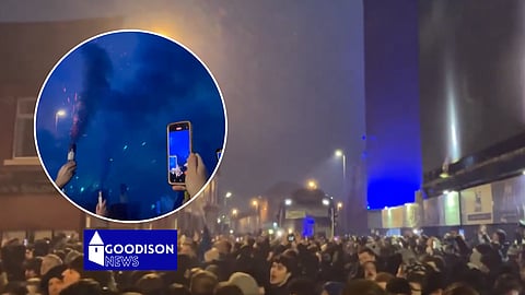 Everton fans greet squad v Liverpool. (Credit: @CBeesleyEcho and @philmunnsradio on X)