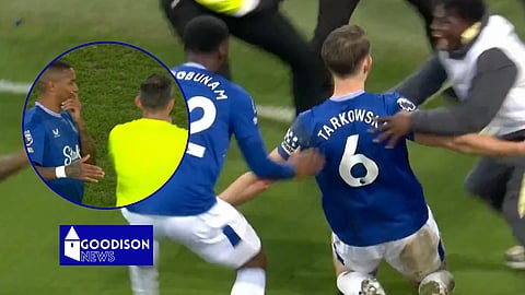 Everton created a magical moment against Liverpool which was paused for a VAR check [Credit: TNT Sports]