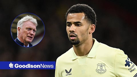Iliman Ndiaye in action while wearing Everton's away strip for the 2025-26 season as David Moyes looks at him through small inset on left.