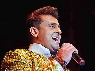 Sonu Nigam paid tribute to the legendary Mohammed Rafi in a very unique way by using AI to recreate Rafi’s voice and sing a live duet with him.