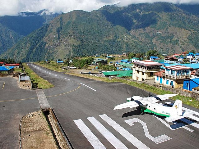 Nepal'in Lukla kentindeki Tenzing-Hillary Havaalanı, Everest Dağı'na giden yürüyüşçüler ve dağcılar için ana giriş kapısıdır. Dramatik ortamıyla bilinen havaalanı, yokuş yukarı eğimli ve aşağıdaki vadiye dik bir inişle aniden sona eren kısa 526 metrelik (1.729 ft) bir piste sahiptir. Engebeli arazi ve öngörülemeyen hava koşullarıyla çevrili olan buradaki inişler ve kalkışlar olağanüstü pilot becerisi gerektirir ve bu da onu dünyanın en heyecan verici ve tehlikeli havaalanlarından biri yapar.