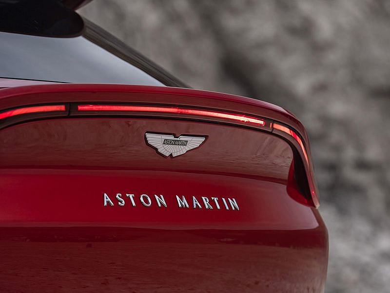 Aston-Martin-DBX_16-gn