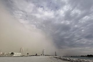 The UAE remains under the influence of a weak surface low-pressure system from the east and a high-pressure system from the west, accompanied by an upper-air high-pressure ridge.