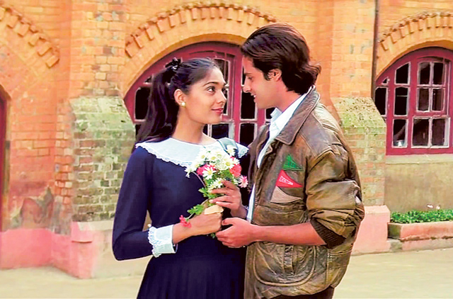 Anu Agarwal and Rahul Roy in Aashiqui (1990).