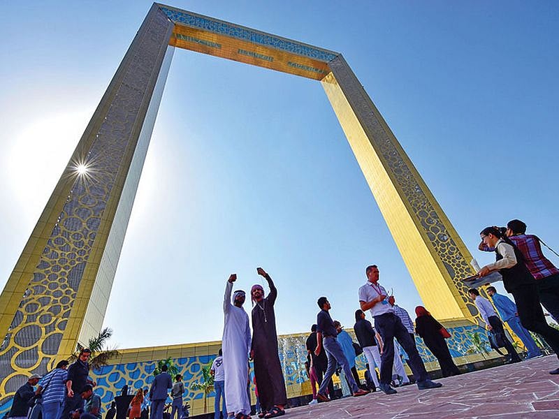 dubai frame tourists